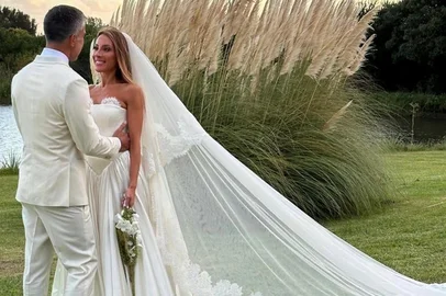 Os noivos Carlo Dapuzzo e Stephanie Ballester nos jardins do Las Musas<!-- NICAID(16246002) -->