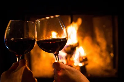 Couple holding pair of glasses with wine at fire pit*A PEDIDO DE NIKOLAS MONDADORI* Taça de vinho - Foto: Rasulov/stock.adobe.comIndexador: Ivan KokoulinFonte: 195083405<!-- NICAID(15154056) -->