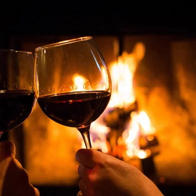 Couple holding pair of glasses with wine at fire pit*A PEDIDO DE NIKOLAS MONDADORI* Taça de vinho - Foto: Rasulov/stock.adobe.comIndexador: Ivan KokoulinFonte: 195083405<!-- NICAID(15154056) -->