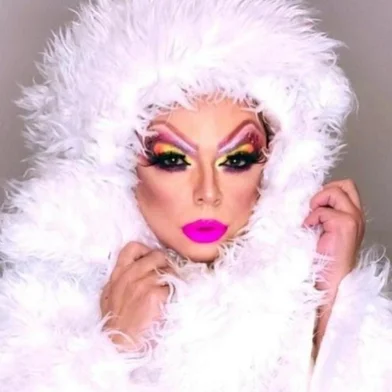 A Charlie Bakery, padaria artesanal caxiense inaugurada em 2022, apresenta o CB Pride em 14 de julho. A partir das 11h30, a drag queen TchaKa (foto) promete esbanjar carisma e simpatia na recepção aos clientes da CB. Conhecida como a “Rainha das Festas”, Tchaka é apresentadora de várias Paradas LGBTQIA+ pelo Brasil, além de blocos de carnaval e presença frequente na mídia nacional.<!-- NICAID(15477071) -->