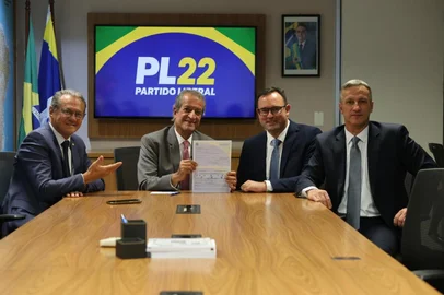 Prefeito de Bento Gonçalves assina ficha no PL. Na foto, Giovani Cherini, Valdemar Costa Neto, Diogo Siqueira e Ubiratan Sanderson.<!-- NICAID(16247262) -->