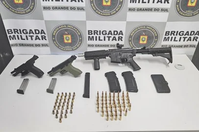 Um homem de 23 anos foi morto após confronto com a Brigada Militar (BM) no fim da noite de sexta-feira (30) em Caxias do Sul. A ocorrência foi registrada em uma casa na Rua Santo Ceroni, bairro Panazzolo. Um outro homem de 20 anos foi preso.Na ocorrência, foram apreendidos um fuzil, duas pistolas calibre 9 milímetros, dois carregadores e munições. O homem de 20 anos tentou fugir, mas foi detido no bairro Rio Branco.<!-- NICAID(15471531) -->