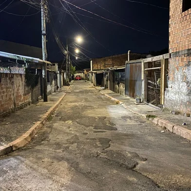 Uma menina de 11 anos e dois adolescentes, de 15 e 17 anos, foram baleados na noite deste domingo (19) no bairro Vila Nova, na zona sul de Porto Alegre. Segundo a Polícia Civil, os três foram socorridos pelo Serviço de Atendimento Móvel de Urgência (Samu) e encaminhados a hospitais da Capital.<!-- NICAID(16149715) -->