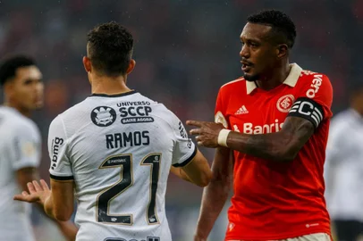 Após disputa de bola, Edenilson acusa Rafael Ramos de injúria racial. Inter x Corinthians, sexta rodada do Brasileirão<!-- NICAID(15096438) -->