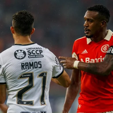 Após disputa de bola, Edenilson acusa Rafael Ramos de injúria racial. Inter x Corinthians, sexta rodada do Brasileirão<!-- NICAID(15096438) -->