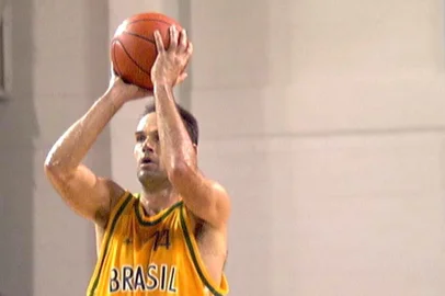 Oscar Schmidt 1000 pontosEUA, Georgia, Atlanta, 28/07/1996. O jogador da Seleção Brasileira, Oscar Schmidt, arremessa para marcar seu milésimo ponto durante partida contra a  seleção da Corea durante a Olimpíada de Atlanta. - Crédito:LULUDI/ESTADÃO CONTEÚDO/AE/Codigo imagem:19108Local: ATLANTAIndexador: LULUDIFonte: AGE-ESTADˆO CONTEŽDO<!-- NICAID(16268297) -->
