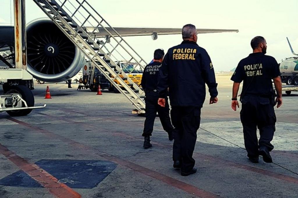 Cinco foragidos s&atilde;o deportados dos EUA e presos pela Pol&iacute;cia Federal