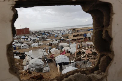 OMAR AL-QATTAA / AFP A photograph shows tent shelters housing displaced Palestinian families set up along the shore in Gaza City as strong winter winds sweep the Palestinian enclave on January 13, 2026. A fragile ceasefire has been in place since October, following a deadly war waged by Israel in response to Hamas's unprecedented October 7, 2023 attack on Israel. Nearly 80 percent of buildings in Gaza have been destroyed or damaged by the war, according to UN data. (Photo by Omar AL-QATTAA / AFP)<!-- NICAID(16203261) -->