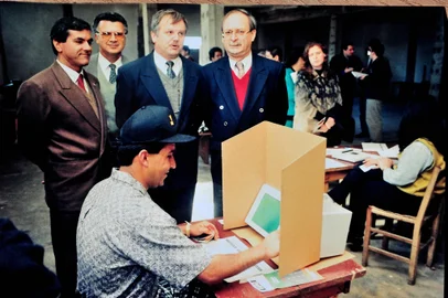 CAXIAS DO SUL, RR, BRASIL (17/09/2016) Urna Eletrônica em 1996. Ministro Paulo Roberto da Costa  Leite acompanha a histórica simulação eleitoral  da urna eletrônica em Caxias do Sul, em 18 de agosto de 1996.   NA FOTO, O JUIZ LIVIO SUSIN (C) E MINISTRO COSTA LEITE ACOMPANHAM O POVO SIMULANDO O VOTO NA INÉDITA URNA.  envelope 23075 (Roni Rigon/Pioneiro).<!-- NICAID(12447338) -->