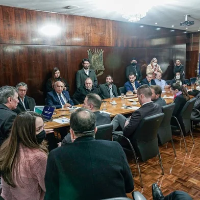 O Tribunal Regional Eleitoral do Rio Grande do Sul (TRE-RS) apresentou nesta terça-feira (31) uma proposta de acordo de colaboração com os partidos políticos para combate às fake news no Estado. A proposta de colaboração foi compartilhada durante a reunião de líderes, que acontece às terças-feiras e reúne deputados de todos os partidos representados na Assembleia Legislativa.<!-- NICAID(15111611) -->