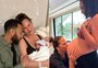 Chrissy Teigen e John Legend anunciam nascimento de quarto filho e agradecem à barriga de aluguel
