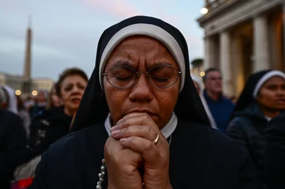 A catholic nun prays with a rosary during a rosary prayer at St Peter's Square, a day after the Pope's death, in the Vatican on April 22, 2025. The Pope died of a stroke, the Vatican announced hours after the death on April 21, 2025, of the 88-year-old reformer who inspired devotion but riled traditionalists during 12 years leading the Catholic Church. (Photo by Tiziana FABI / AFP)Editoria: RELLocal: Vatican CityIndexador: TIZIANA FABISecao: popeFonte: AFPFotógrafo: STF<!-- NICAID(16021860) -->