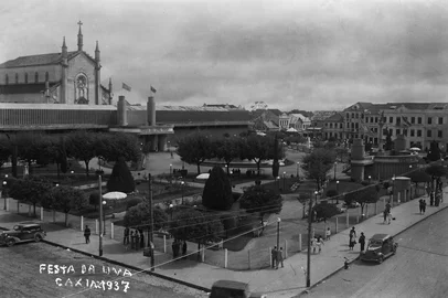 Vista parcial da Praça Dante Alighieri, durante a exposição da Festa da Uva de 1937. A fotografia foi tirada a partir do entroncamento da Av. Júlio de Castilhos com a rua Marquês do Herval. Autoria: Domingos Mancuso. Doação: Francisco Fortuna.<!-- NICAID(12249582) -->