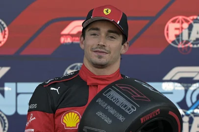 Ferrari's Monegasque driver Charles Leclerc celebrates winning the pole position after the qualifying session for the Formula One Mexico Grand Prix at the Hermanos Rodriguez racetrack in Mexico City on October 28, 2023. (Photo by Alfredo ESTRELLA / AFP)Editoria: SPOLocal: Mexico CityIndexador: ALFREDO ESTRELLASecao: motor racingFonte: AFPFotógrafo: STF<!-- NICAID(15582672) -->