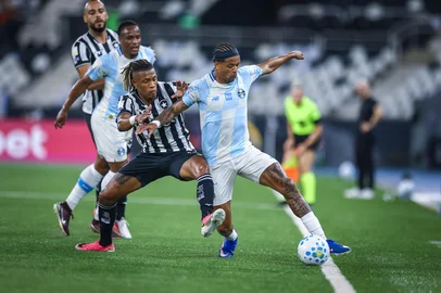 Gremio x BotafogoRS - FUTEBOL/CAMPEONATO BRASILEIRO 2026/GREMIO X BOTAFOGO  - ESPORTES - Lance da partida entre Gremio e Botafogo disputada na noite desta quarta-feira, no EstÃ¡dio Nilton Santos, valida pela Campeonato Brasileiro 2026. FOTO: LUCAS UEBEL/GREMIO FBPAEditoria: SPOLocal: Rio de JaneiroIndexador: Lucas UebelSecao: futebolFonte: Gremio.netFotógrafo: Gremio x Botafogo<!-- NICAID(16367416) -->