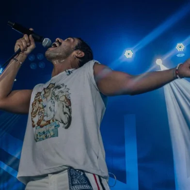 E. Balbo, renomado como um dos maiores intérpretes de Freddie Mercury do mundo, une-se à banda QUEEN Legend para uma homenagem emocionante à icônica banda britânica Queen. Reconhecido pela sua notável semelhança vocal e presença de palco arrebatadora, E. Balbo guia o público por uma jornada musical inesquecível, capturando a energia única de Freddie Mercury em cada nota.<!-- NICAID(15862586) -->