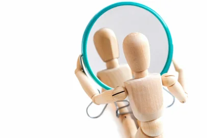 Wooden dummy looks at its reflection in the mirrorIndexador: Olga 'GIOIA' ChetvergovaFonte: 476658219<!-- NICAID(15815155) -->