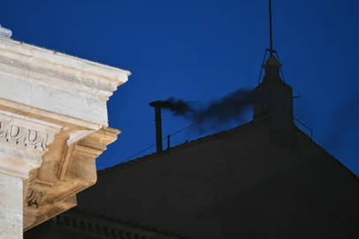This photograph shows black smoke rising from the chimney of the Sistine Chapel signalling that cardinals failed to elect a new pope in the first ballot of their conclave in the Vatican on May 7, 2025. (Photo by Alberto PIZZOLI / AFP)Editoria: RELLocal: Vatican CityIndexador: ALBERTO PIZZOLISecao: popeFonte: AFPFotógrafo: STF<!-- NICAID(16032216) -->
