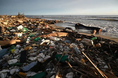 A beach full of plastic residues and other waste is seen in Omoa, Honduras, on September 11, 2022. - Dragged by different tributaries, immense multicolored plastic deposits cover the calm waters of Lake Suchitlan in El Salvador like a blanket. The same thing happens on the paradisiacal beaches of the Honduran Caribbean, which receive thousands of tons of waste from Guatemala. (Photo by ORLANDO sierra / AFP)Editoria: ENVLocal: OmoaIndexador: ORLANDO SIERRASecao: environmental pollutionFonte: AFPFotógrafo: STR<!-- NICAID(15207885) -->