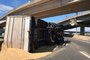 Caminhão carregado de soja tomba e bloqueia parcialmente acesso à Freeway<!-- NICAID(15664110) -->