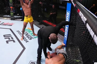 Vinicius Oliveira def. Bernardo Sopaj via knockout (knee) – Round 3, 4:41.<!-- NICAID(15695152) -->