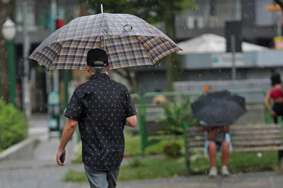 CAXIAS DO SUL, RS, BRASIL, 11/02/2025. Defesa Civil emite alerta para chuva forte e ventos de até 80 km/h na Serra. Na foto, apesar do calor e das altas temperaturas já começou a chover no final da tarde desta terça-feira. (Porthus Junior/Agência RBS)Indexador: Porthus JUNIOR<!-- NICAID(15974059) -->