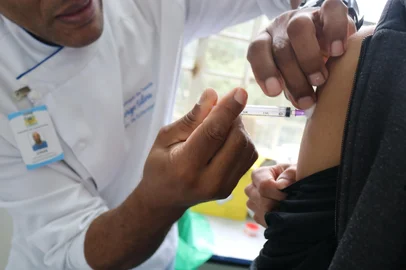 A Secretaria Municipal da Saúde (SMS) reforça a campanha de vacinação contra o HPV em escolas, como estratégia para ampliar o número de adolescentes não vacinados. Até 31/07 está aberta campanha para que jovens de 15 a 19 anos nunca vacinados contra essa doença possam se imunizar. Fora dessa janela oportunizada para que essa faixa etária se vacine pelo SUS, a vacina faz parte do calendário de rotina apenas para jovens de 9 a 14 anos de idade.<!-- NICAID(16048132) -->