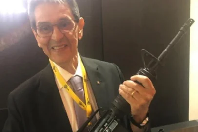 Roberto Jefferson, presidente nacional do PTB, posta foto armado dizendo que está se preparando para combater o bom combate.<!-- NICAID(14496426) -->