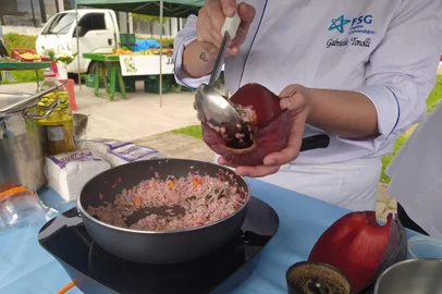 A casca do coração da bananeira virou receita para servir aos visitantes da Feira Ecológica de Caxias do Sul alimentos preparados por estudantes do curso de Gastronomia do Centro Universitário FSG. A ação realizada na manhã deste sábado (15) teve como objetivo incentivar o aproveitamento de diferentes partes de frutas, legumes e verduras que acabam não sendo comercializados pelos feirantes, por não serem costumeiramente utilizados na culinária.A tenda instalada no meio da feira virou a cozinha onde o grupo preparou diferentes combinações com ingredientes fornecidos pelos feirantes, incluindo, por exemplo, abobrinha com casca.<!-- NICAID(15236362) -->