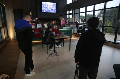 CAXIAS DO SUL, RS, BRASIL, 30/05/2025. BASTIDORES DA ENTREVISTA - Adenor Bachi, o Tite. Ex-técnico da Seleção Brasileiro e do Caxias, fala sobre os 25 anos da conquista do Campeonato Gaúcho 2000. Na entrevista também estava presente o médico Aloir de Oliveira, que também trabalhava com a SER Caxias na época da conquista. Jornalista Rafael Rinaldi entrevista Tite. (Porthus Junior/Agência RBS)<!-- NICAID(16049195) -->
