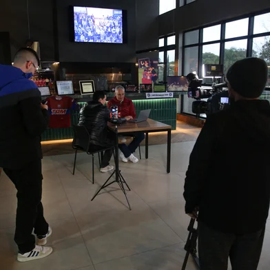 CAXIAS DO SUL, RS, BRASIL, 30/05/2025. BASTIDORES DA ENTREVISTA - Adenor Bachi, o Tite. Ex-técnico da Seleção Brasileiro e do Caxias, fala sobre os 25 anos da conquista do Campeonato Gaúcho 2000. Na entrevista também estava presente o médico Aloir de Oliveira, que também trabalhava com a SER Caxias na época da conquista. Jornalista Rafael Rinaldi entrevista Tite. (Porthus Junior/Agência RBS)<!-- NICAID(16049195) -->
