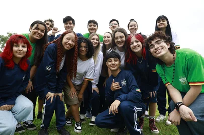 Novo Hamburgo, RS, Brasil – Alunos do Instituto Estadual Seno Frederico Ludwig, em Canudos, participam de reunião do Coletivo Ambiental Seno, grupo que discute temas como mudanças climáticas, água, energia e mobilidade. Os estudantes contribuíram para a elaboração da Declaração da Juventude Gaúcha pelo Clima, levada à COP30 por um dos integrantes do coletivo.Indexador: jeff botega<!-- NICAID(16241189) -->