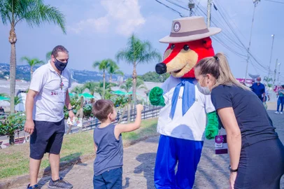 Na abertura do ano letivo municipal, Nino divertiu os alunos da Escola Helen Keller na sexta-feira (18) e agitou o Parque de Exposições do evento, no último domingo (20)<!-- NICAID(15022939) -->