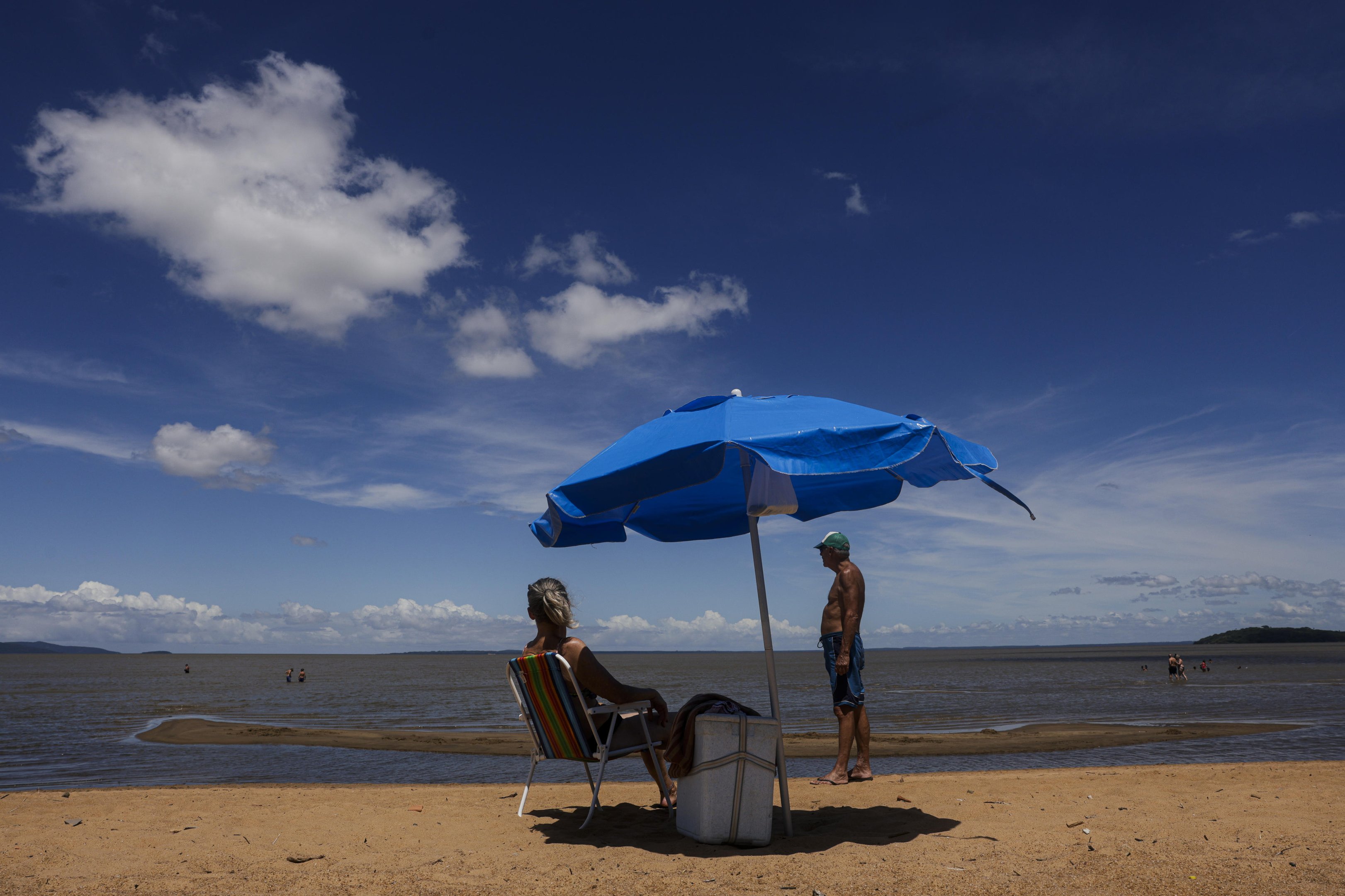 "Prefiro a &aacute;gua do Gua&iacute;ba do que a do mar": as raz&otilde;es de quem curte as praias de Porto Alegre no ver&atilde;o