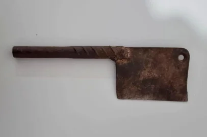 Machadinha usada por adolescente para atacar policiais militares em São Martinho da Serra, na Região Central<!-- NICAID(15193567) -->