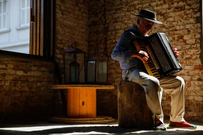 PORTO ALEGRE, RS, BRASIL, 10/03/2023- Cantor e músico nativista, Luiz Carlos Borges completa 70 anos de vida e 60 de carreira profissional. Fotos: Jonathan Heckler / Agencia RBS<!-- NICAID(15371785) -->