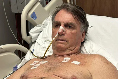 Na UTI, Bolsonaro apresenta "piora clínica" com aumento da pressão arterial, diz boletim médico<!-- NICAID(16023281) -->