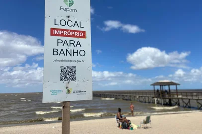 Igor Islabão / Grupo RBS Praia do Laranjal impropria para banho<!-- NICAID(16210447) -->