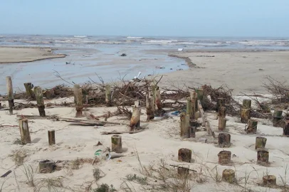 Mostardas, RS, BRASIL,  Meteotsunami ocorrido em 2018 em Mostardas. Casa de madeira foi destruída pela onda e só sobraram os tocos em São Simão.<!-- NICAID(15019274) -->