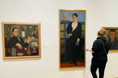 A obra "Retrato de Rodolfo Jozeti", do artista plástico brasileiro Cândido Portinari, que pertence à Pinacoteca Rubem Berta - espaço cultural da Prefeitura de Porto Alegre - foi levada neste fim de semana para a Fundação AlphaWood, em Chicago, Estados Unidos. Lá, a pintura, datada de 1928, e doada pelos Diários Associados ao município de Porto Alegre em 1971, irá compor a exposição "Os Primeiros Homossexuais: O Nascimento de uma nova identidade 1869-1939", que entra em cartaz na próxima sexta-feira, 2 de maio, até 26 de julho.<!-- NICAID(16025566) -->