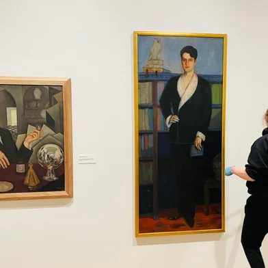 A obra "Retrato de Rodolfo Jozeti", do artista plástico brasileiro Cândido Portinari, que pertence à Pinacoteca Rubem Berta - espaço cultural da Prefeitura de Porto Alegre - foi levada neste fim de semana para a Fundação AlphaWood, em Chicago, Estados Unidos. Lá, a pintura, datada de 1928, e doada pelos Diários Associados ao município de Porto Alegre em 1971, irá compor a exposição "Os Primeiros Homossexuais: O Nascimento de uma nova identidade 1869-1939", que entra em cartaz na próxima sexta-feira, 2 de maio, até 26 de julho.<!-- NICAID(16025566) -->
