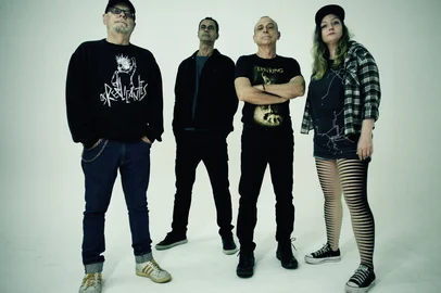 Os Replicantes acabam de lançar seu 14º álbum. O LP OS REPLICANTES 40 ANOS. Um vinil com 14 clássicos que viraram  hinos do punk rock nacional como "Surfista Calhorda", "Nicotina", "Festa Punk", "Maria Lacerda", "Astronauta", "Boy do Subterrâneo" e "Pin Up".Para celebrar a banda anda em turnê e vai passar por Caxias, neste sábado (9).Formação atual da banda: Júlia Barth (vocal), Cláudio Heinz (guitarra), Heron Heinz (baixo) e Cleber Andrade (bateria).<!-- NICAID(16094691) -->
