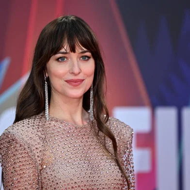 American actress Dakota Johnson poses on the red carpet on her  arrival to attend the European premiere of the film 'The Lost Daughter', during the 2021 BFI London Film Festival in London on October 13, 2021. (Photo by JUSTIN TALLIS / AFP)Editoria: ACELocal: LondonIndexador: JUSTIN TALLISSecao: film festivalFonte: AFPFotógrafo: STF<!-- NICAID(14915425) -->