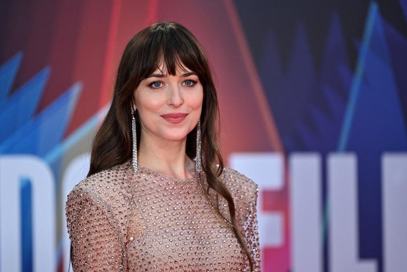 American actress Dakota Johnson poses on the red carpet on her  arrival to attend the European premiere of the film 'The Lost Daughter', during the 2021 BFI London Film Festival in London on October 13, 2021. (Photo by JUSTIN TALLIS / AFP)Editoria: ACELocal: LondonIndexador: JUSTIN TALLISSecao: film festivalFonte: AFPFotógrafo: STF<!-- NICAID(14915425) -->