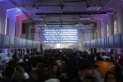 Mateus Bruxel / Agencia RBS PORTO ALEGRE, RS, BRASIL, 07-11-2025: ExpoFavela 2025 no Instituto Caldeira. A feira de negócios e inovação conecta empreendedores de favelas e periferias com investidores e promove a visibilidade do empreendedorismo popular, com palestras, capacitação e mentoria, além de contar com espaços para exposição de produtos, arte e cultura das comunidades. Foto: Mateus Bruxel/Agência RBSIndexador: MATEUS BRUXEL<!-- NICAID(16162914) -->