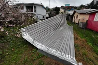 Câmera de segurança flagra telhado sendo levado pela força do vento em Caxias do Sul<!-- NICAID(16335370) -->