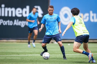 RS - FUTEBOL/ TREINO GREMIO 2025 - ESPORTES - Cuéllar e jogadores do Gremio realizam treino tÃ©cnico durante a manha desta sexta-feira, no CT Luiz Carvalho, na preparaÃ§Ã£o para a partida valida pelo Campeonato Gacuho 2025. FOTO: LUCAS UEBEL/GREMIO FBPA<!-- NICAID(15963493) -->