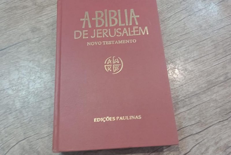 Bíblia de Jerusalém, presente do bispo Dom Paulo Moretto ao colunista.<!-- NICAID(15396734) -->