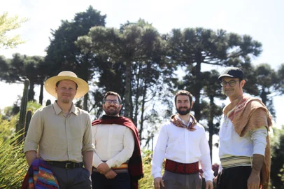 Cuscobayo e Yangos lançam novo clipe da música "Querido"A canção faz parte do novo álbum "Não é bem assim" e faz parceria desejada por anos com a banda conterrânea Yangos.<!-- NICAID(15239055) -->