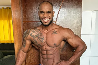 Um fisiculturista de 35 anos morreu após passar mal em Alagoinhas, no interior da Bahia, na noite de segunda-feira (13). A mãe do atleta, que é técnica enfermagem, fez manobras de reanimação para tentar salvá-lo.<!-- NICAID(16326758) -->